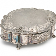 קופסה שולחנית איטלקית עשויה כסף '800', מעוטרת וחתומה, משקל: 313 גרם