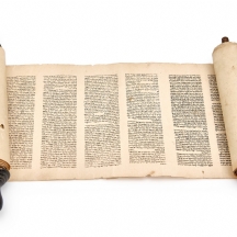 מגילה ישנה בכתב מיניאטורי של 5 חומשי תורה