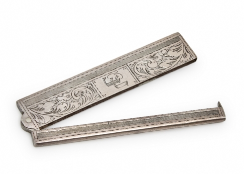 נרתיק מתקפל למסרק עשוי כסף וחתום L.G 833