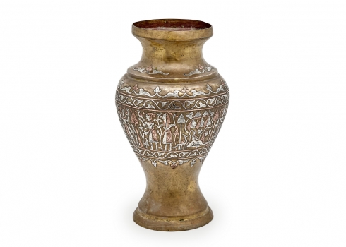 כד איסלמי עשוי בעבודת דמשק (שיבוץ נחושת וכסף במיקשת פליז)