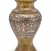 כד איסלמי עשוי בעבודת דמשק (שיבוץ נחושת וכסף במיקשת פליז)