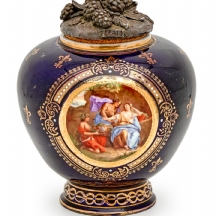 כד פורצלן צ'כי בסגנון וינה הישן, מעוטר בהדפס על רקע קובלט כחול כהה