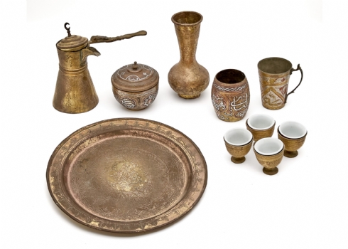 10 חפצי נוי אסלמים שונים, עשויים נחושת