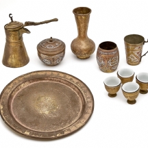 10 חפצי נוי אסלמים שונים, עשויים נחושת