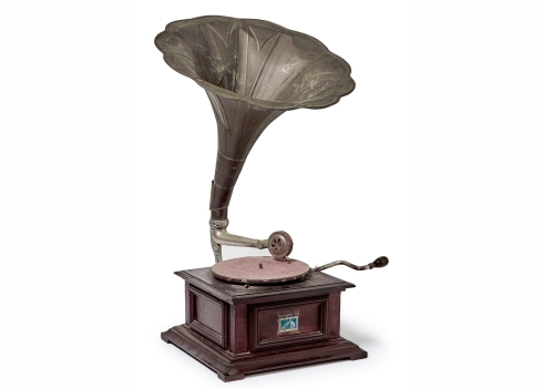 גרמופון עתיק עשוי עץ ונחושת