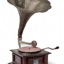 גרמופון עתיק עשוי עץ ונחושת