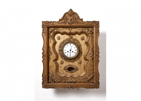 שעון עתיק מהמחצית הראשונה של המאה ה-19, עשוי עץ מוזהב