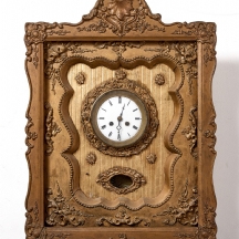 שעון עתיק מהמחצית הראשונה של המאה ה-19, עשוי עץ מוזהב