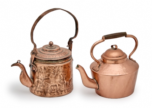 שני קומקומים עתיקים עשוים נחושת מרוקעים בעבודת יד