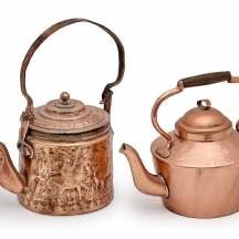 שני קומקומים עתיקים עשוים נחושת מרוקעים בעבודת יד