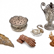 שישה חפצי מתכת שונים ישנים ועתיקים עשוים ברזל פיוטר ועור