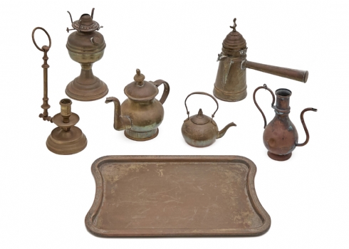 8 חפצי מתכת ישנים ועתיקים עשוים נחושת