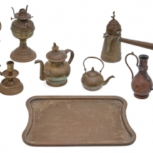 8 חפצי מתכת ישנים ועתיקים עשוים נחושת