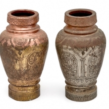 זוג כדים איסלאמים בני 100 שנה, עשוים נחושת מעוטרים בחריטה ידנית