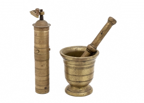 שני חפצי מתכת עתיקים, מכתש ברונזה איסלאמי מהמאה ה-19 ומטחנה עשויה פליז