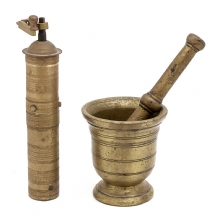 שני חפצי מתכת עתיקים, מכתש ברונזה איסלאמי מהמאה ה-19 ומטחנה עשויה פליז