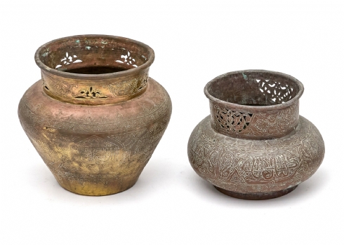 שני כלים איסלאמים עתיקים עשוים נחושת מעוטרים בעבודת ניסור וחריטה ידנית