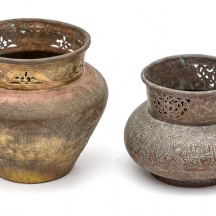 שני כלים איסלאמים עתיקים עשוים נחושת מעוטרים בעבודת ניסור וחריטה ידנית