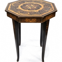 שולחן נוי קטן ובתוכו תיבת נגינה, המשטח העליון מעוטר