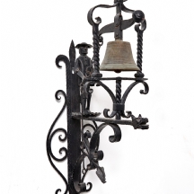 פעמון כניסה לבית גדול ומפואר בסגנון עתיק עשוי ברזל וברונזה