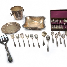 36 חפצי מתכת שונים מצופים כסף חלקם חתומים