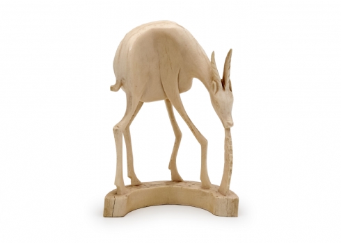 פסל אפריקאי בדמות צבי עשוי חומר טבעי מגולף