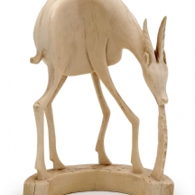 פסל אפריקאי בדמות צבי עשוי חומר טבעי מגולף