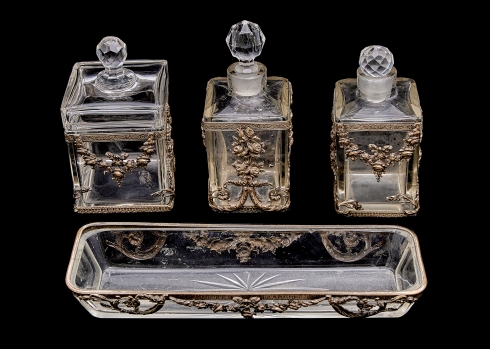 סט צרפתי עתיק לשולחן איפור וטואלט עשוי קריסטל ונחושת מצופה כסף