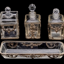 סט צרפתי עתיק לשולחן איפור וטואלט עשוי קריסטל ונחושת מצופה כסף