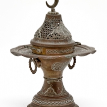 קישוט איסלמי עתיק (מבער קטורת שולחני) מעוצב בצורת ברזייאר (Brazier)