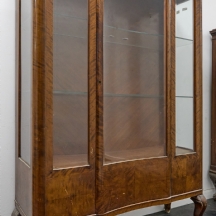 ויטרינה עתיקה עשויה עץ וזכוכית, שני מדפי זכוכית וחלק תחתון לאכסנה