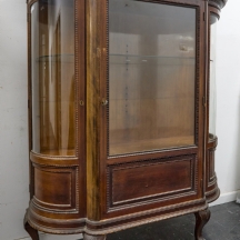 ויטרינה עתיקה עשויה עץ וזכוכית 3 דלתות , שני מדפי זכוכית וחלק תחתון לאכסנה