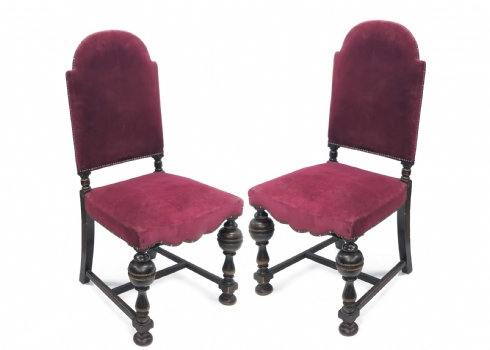 זוג כסאות עתיקים עשויים עץ וריפוד בד אדום