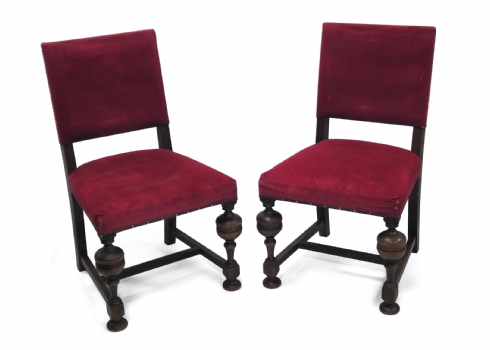 זוג כסאות עתיקים עשויים עץ וריפוד בד אדום