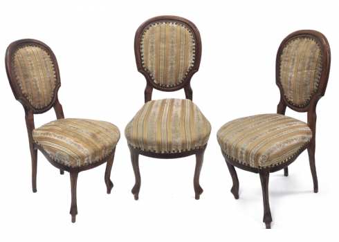 שלושה כסאות בסגנון עתיק עשויים עץ וריפוד בד