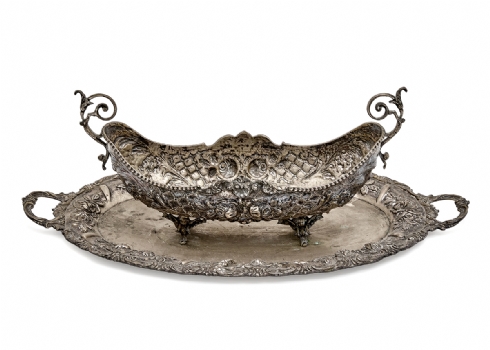 שני כלי כסף מהודרים שניהם עשויים כסף '800' וחתומים, דגמים דומים אך לא זהים