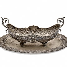 שני כלי כסף מהודרים שניהם עשויים כסף '800' וחתומים, דגמים דומים אך לא זהים