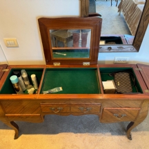 שידת איפור עץ עם מראה מובנית ומשטח עליון נפתח בשלושה חלקים