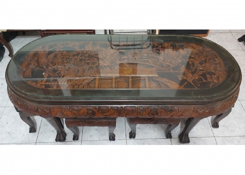 שולחן סלון עץ מגולף עם משטח זכוכית ו־6 שרפרפים תואמים