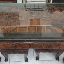 שולחן סלון עץ מגולף עם משטח זכוכית ו־6 שרפרפים תואמים