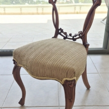 כיסא עץ מגולף עם ריפוד בד