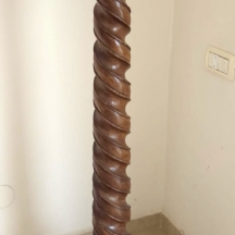 עמוד תצוגה עץ מגולף