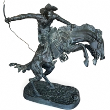 פסל גדול בהשראת Frederic Remington, דמות בוקרים רכוב על סוס בפעולת קפיצה
