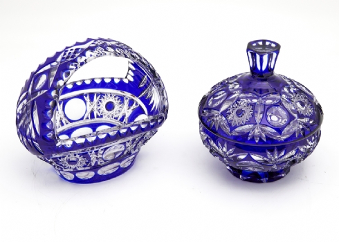 קופסא עם מכסה וסלסלה מקריסטל כחול, עשויים בליטוש מסוג cut to clear