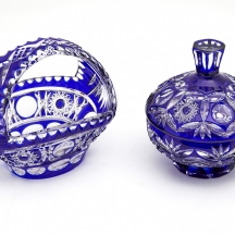 קופסא עם מכסה וסלסלה מקריסטל כחול, עשויים בליטוש מסוג cut to clear