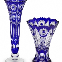 2 אגרטלי קריסטל כחולים, עשויים בליטוש מסוג cut to clear