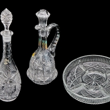 2 דקנטרים מקריסטל וצלחת זכוכית