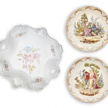 זוג צלחות צרפתיות עתיקות ויפות מתוצרת: 'סארגמין' (Sarreguemines) ועוד צלחת