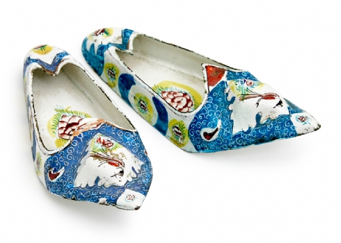 זוג מאפרות שולחניות פרסיות עשויות נחושת ומעוטרות בטכניקת מינהקארי או מינה-קארי