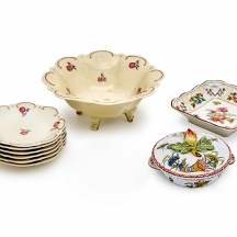 9 חפצי פורצלן (הקופסא והמכסה עשויים פאיינס) יצרנים ודגמים שונים, מעוטרים וחתומים